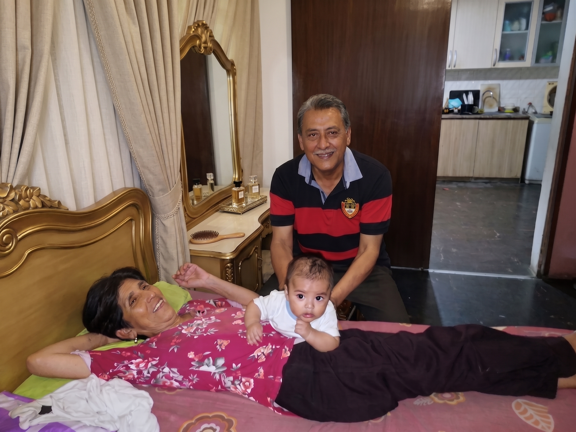 Charito con su último nieto Nicolás